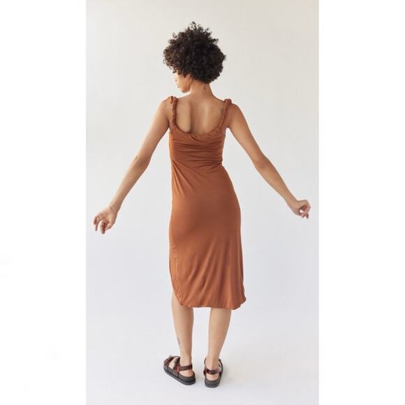 UO Giselle Ruched Side Slit Midi Dress - Picture 3 of 6